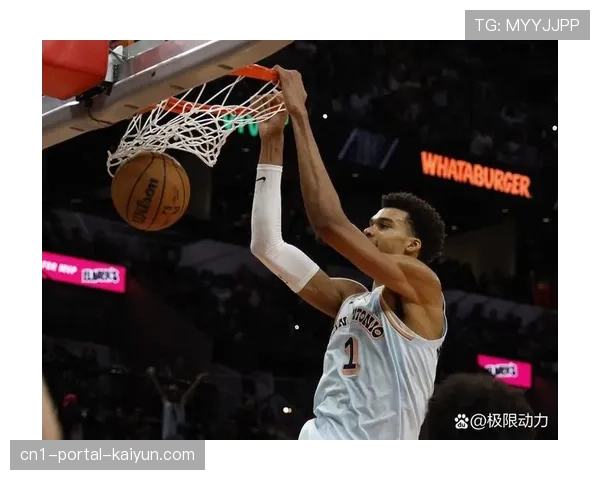 马刺五外站位拉开空间，文班亚马低位吸引包夹后分外线空位